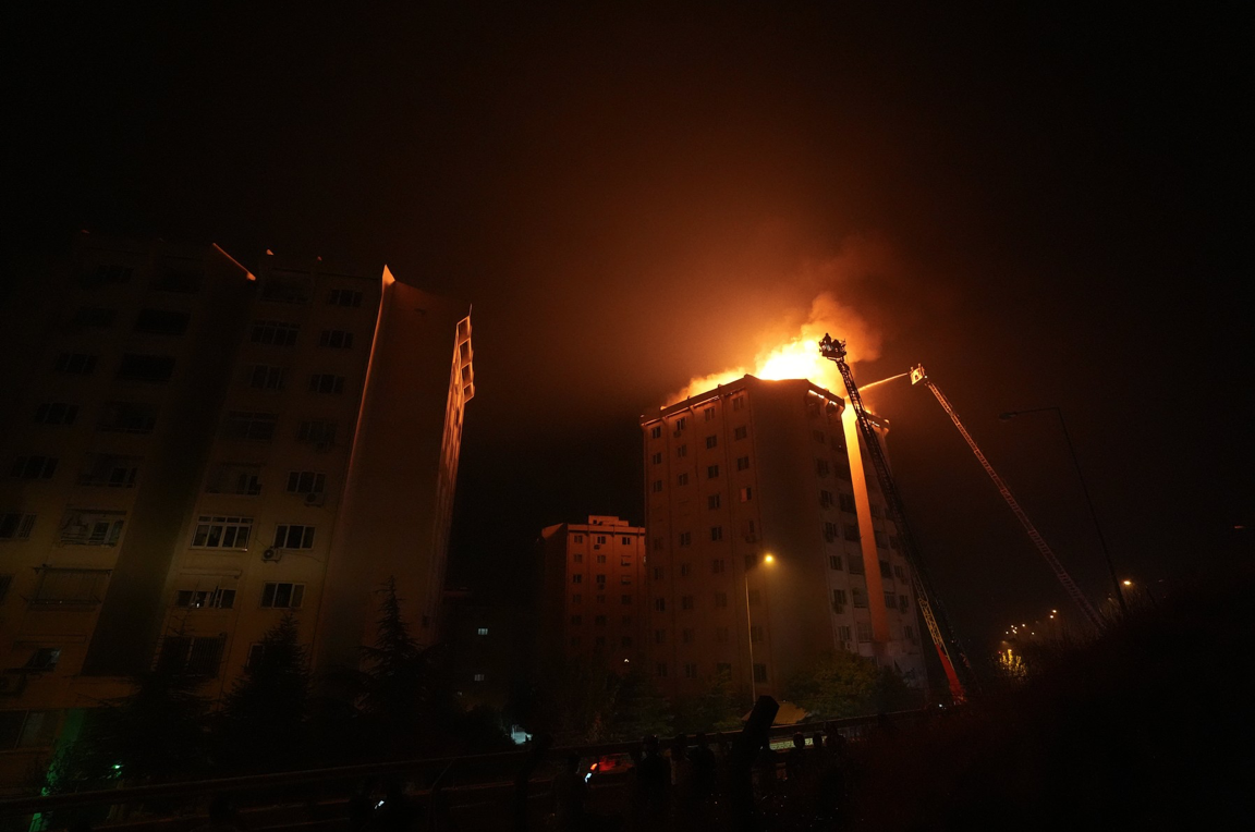 Fire in Izmir: Forest fire spread to residential areas, hundreds of ...