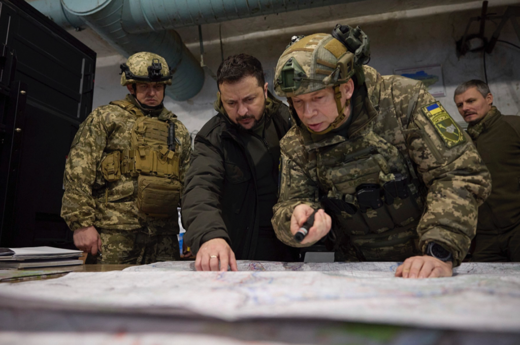 Президент Володимир Зеленський з Головнокомандувачем ЗСУ генералом Олександром Сірським,