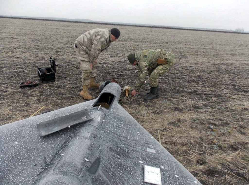 Співробітники групи розмінування поліції вилучають боєголовку з російського безпілотного літального апарату «Камікадзе», збитого засобами радіоелектронної боротьби під час одного з останніх ударів безпілотників, на тлі нападу Росії на УкраїнуПрес-служба Національної поліції України