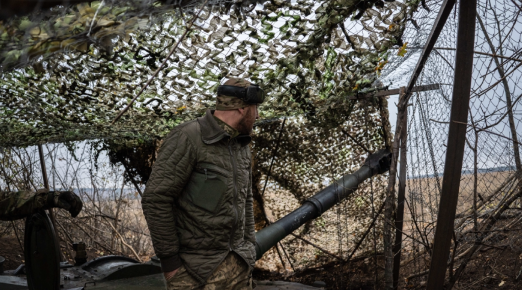 Український військовий на артилерійській позиції в Луганській області.